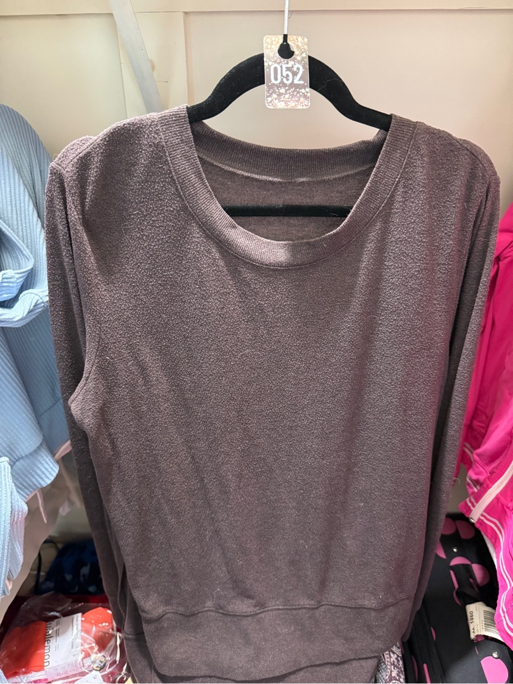 052 ALO Yoga SoHo Women's Scoop Crewneck Sweater in Taupe